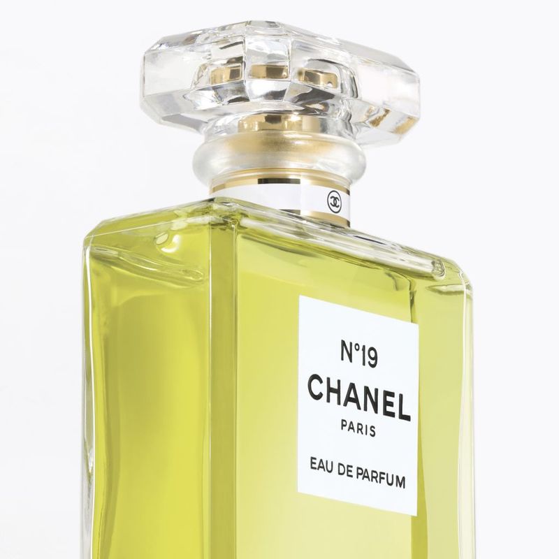 CHANEL N°19 Eau De Parfum Vaporizzatore