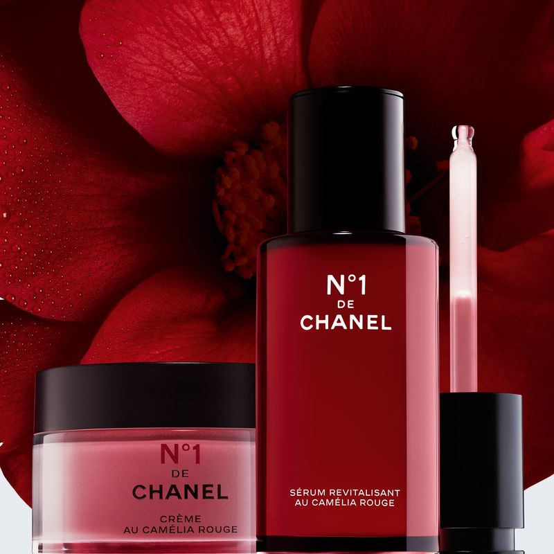 CHANEL N°1 DE CHANEL CREMA ALLA CAMELIA ROSSA RIMPOLPARE - LEVIGARE - PROTEGGERE