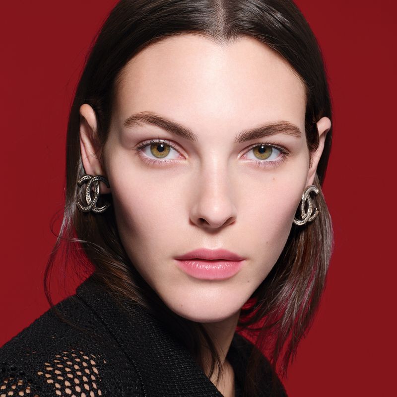 CHANEL N°1 DE CHANEL CREMA ALLA CAMELIA ROSSA RIMPOLPARE - LEVIGARE - PROTEGGERE